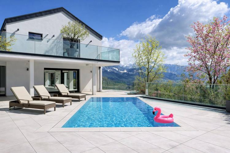 Unterkunft mit 6,5 Zimmern, Pool und atemberaubender Aussicht