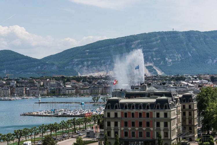 Wunderschöne, komplett renovierte 2,5-Zimmer-Wohnung in einer Luxusresidenz