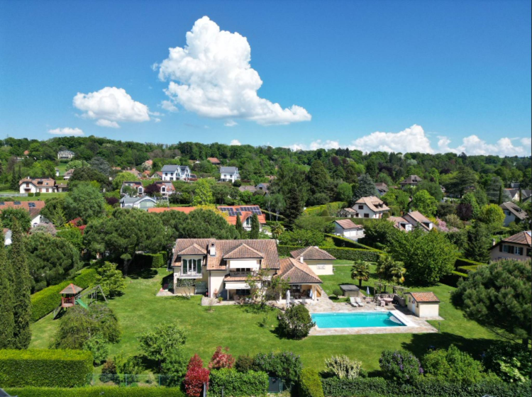Wunderschöne freistehende Villa im südländischen Stil mit Swimmingpool