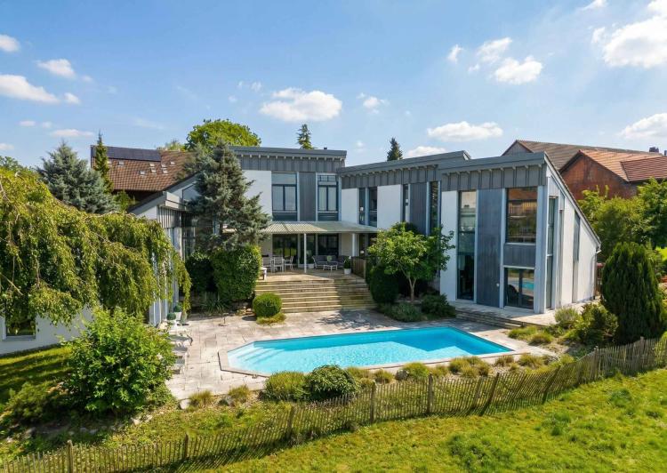 Moderne, von einem Architekten entworfene Villa mit 7,5 Zimmern und Swimmingpool