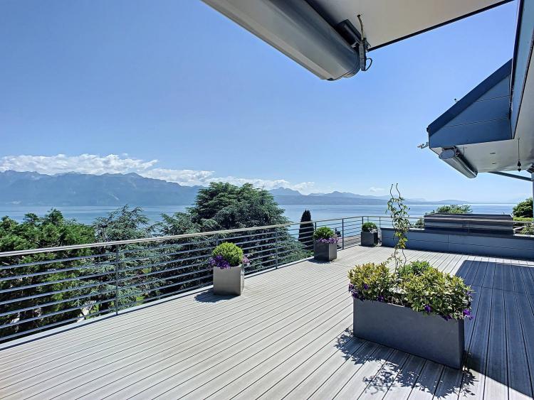 Zeitgenössische Villa mit atemberaubender Aussicht